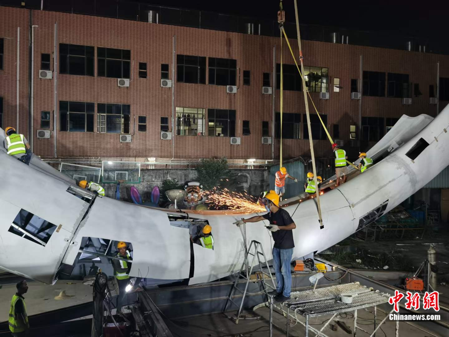 33天内打造27米高世界杯会徽巨像:这群中国人如