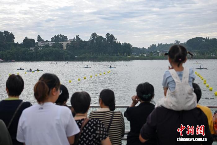 四川青神县开启2025全国青少年桨板锦标赛暨亚洲