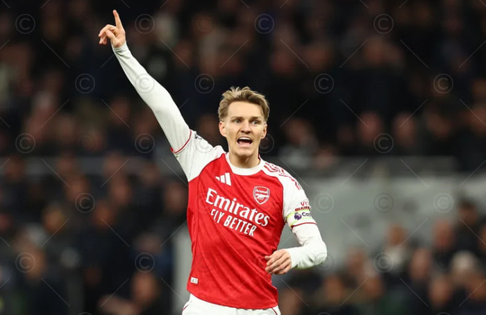 曼联关键期：教练更迭、中场重组与未来布局