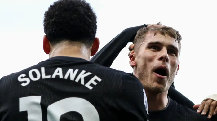 曼联关键期：教练更迭、中场重组与未来布局