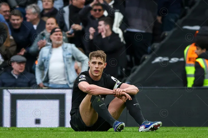 曼联关键期：教练更迭、中场重组与未来布局