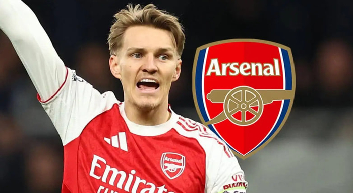 曼联关键期：教练更迭、中场重组与未来布局