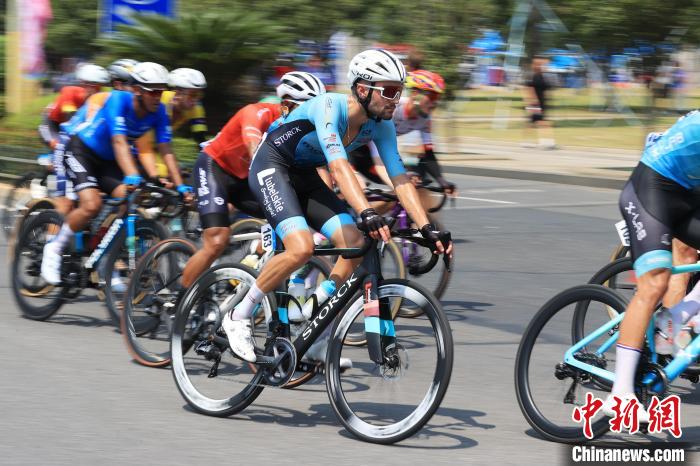 第十二届环鄱阳湖国际自行车赛在江西开赛:跨